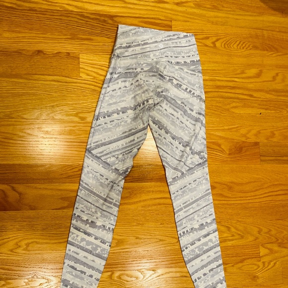 Lululemon wu size 4 EUC Like new - Picture 2 of 4